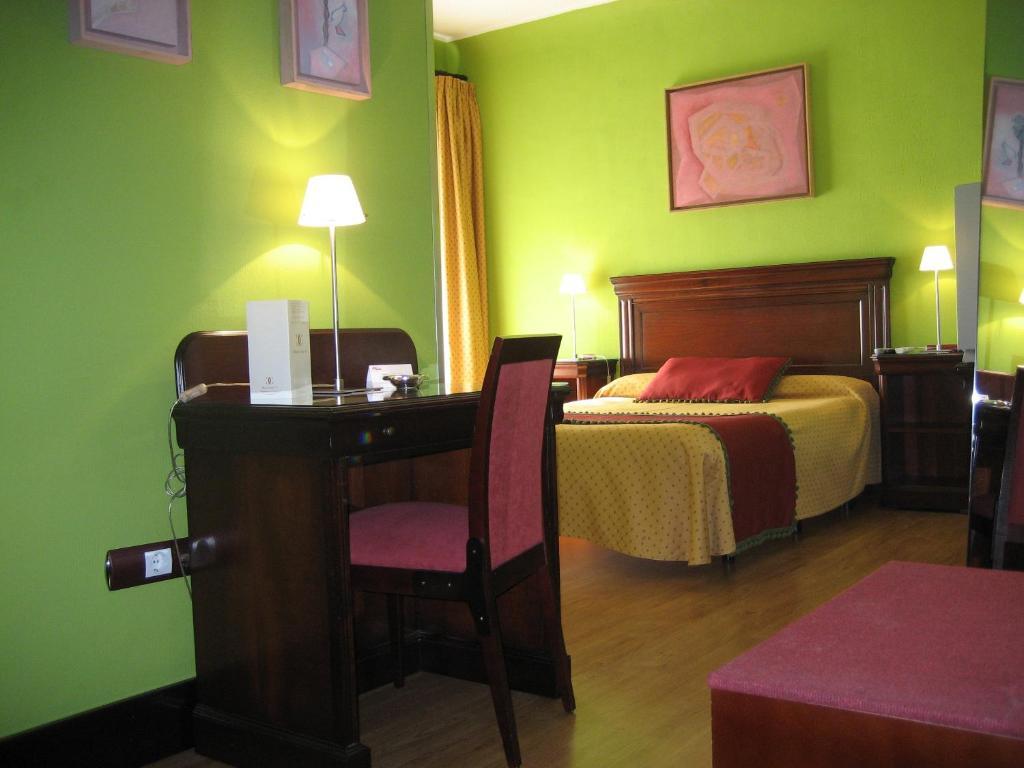 Habitación con cama grande y bañera de hidromasaje