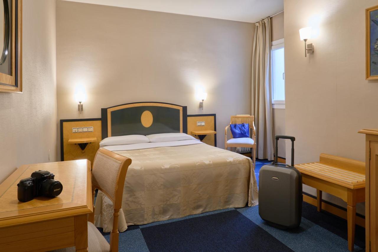 Habitación con cama grande