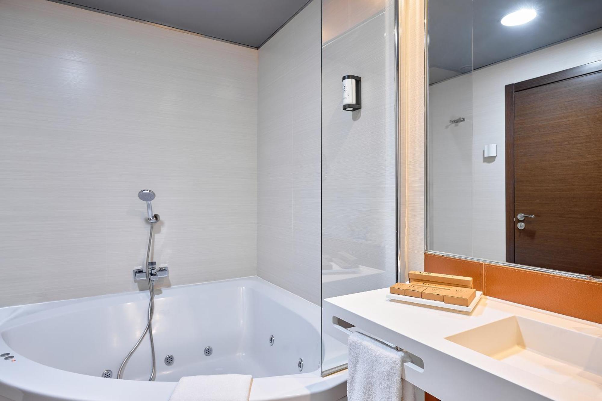 Deluxe Junior Suite Hot Tub