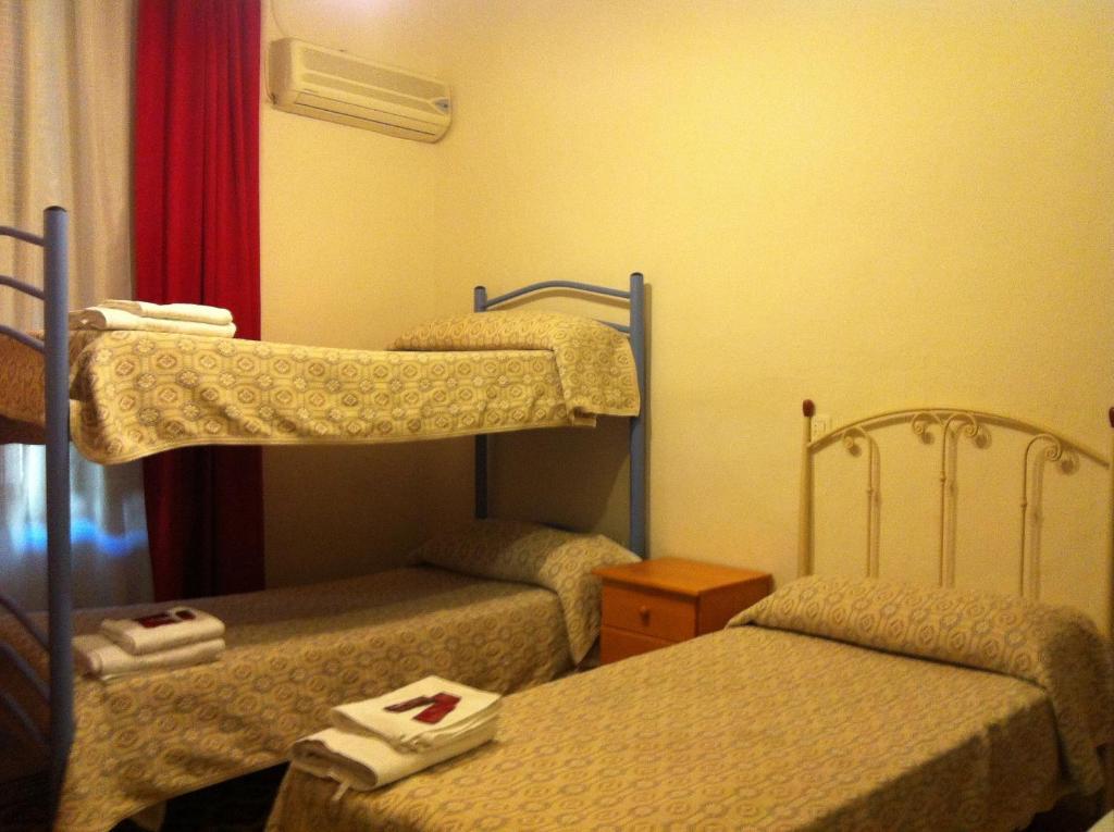 Habitación Doble con cama supletoria y baño compartido